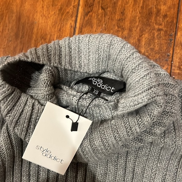 Style Addict Gray Cropped Sweater - Picture 2 of 3